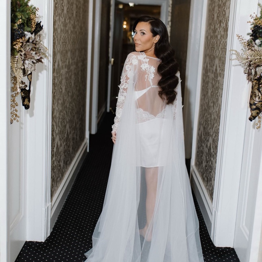 VOIR BRIDE - BLOSSOM BRIDAL ROBE - Picture 4 of 6